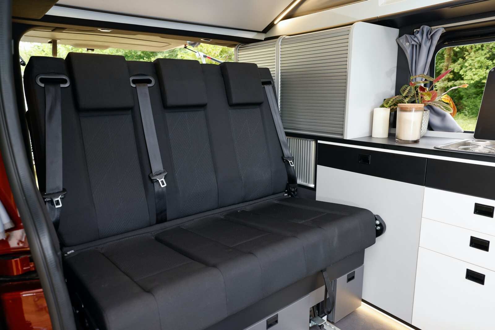 Outre ses trois places route, sa transformation en couchage double, la banquette coulissante permet de faire varier le volume de soute de 1050 L (recul maximum), à 1900 L (avancée maximum), ou 2550 L (volume utile sans la banquette).