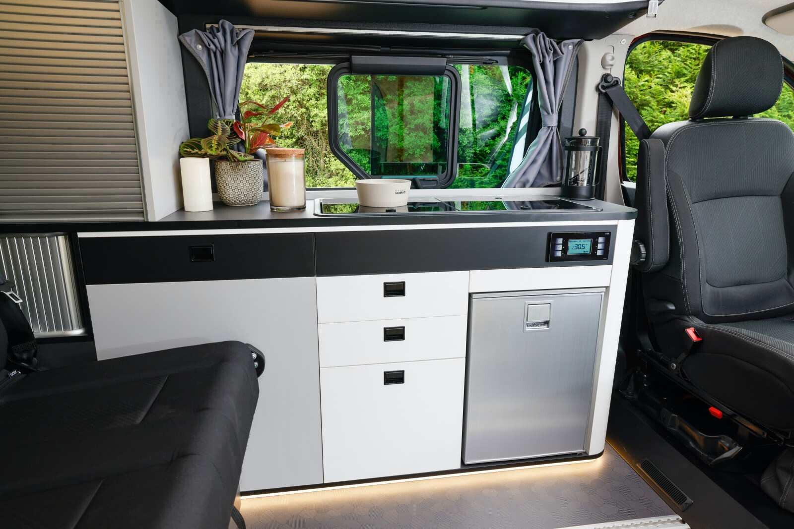 Le mobilier, aux très belles finitions, se révèle aussi fonctionnel qu'esthétique.