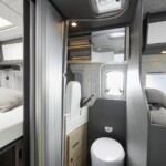 Ce Globetrail 600 DR Performance s'équipe, dans le compartiment toilette, d'un joli robinet / douchette, d'une baie et d'un lanterneau.