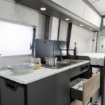 En cuisine, bon point pour le plan de travail permanent. Une discrète tablette coulissante, incrustée sur le flanc, offre une surface de dépose supplémentaire.