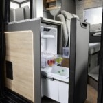 Pratique, le réfrigérateur Thetford dans l'entrée s'ouvre comme un tiroir.