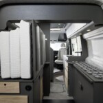 Le lit transversal peut être replié facilement pour libérer une grande zone de chargement.