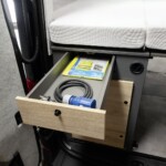 La soute est dotée d'un placard et d'un petit tiroir.