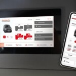 Les équipements de bord (eau, batteries, etc.) peuvent être contrôlés via un écran tactile ou une application développée par Dethleffs. Celle-ci intègre d'autres fonctionnalités, comme un planificateur d'itinéraires, des informations sur les sites touristiques, etc.