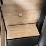 Marche escamotable d'accès au lit. Une petite découpe évitera à l'avenir de se pincer les doigts quand on la replie contre l'arrêt de charge.