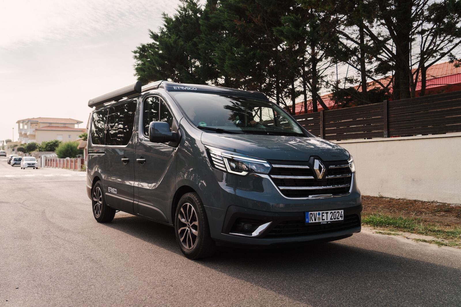 L'Urban Camper d'Etrusco affiche une hauteur de 2,06 m (toit replié) ; qui pourrait lui restreindre l'accès à certains parkings.