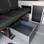 Très précieux tiroir sous la banquette. Il pourra servir à ranger la toile du hayon qui élargit la zone de vie et préserve l'intimité.