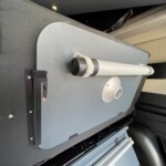 Table et pied tubulaire sous la plateforme arrière.