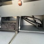 Sous la banquette, deux coffres qui accueillent ici la toile d'ombrage et le trépied de la table.