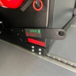 Barre de verrouillage de la banquette. Quand elle se trouve en haut, elle bloque l'ouverture du tiroir.