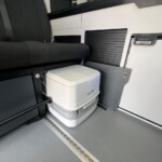 Un emplacement spécialement étudié pour le WC portable, également livré de série. Le portillon est monté sur charnières.