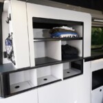 Trois niveaux de rangements, mais deux profondeurs pour les placards : 30 cm et 18 cm. La façade basse est totalement démontable, sans outil, pour accéder au réservoir d'eau.