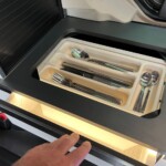 Double accès aux couverts. Une astuce bien utile lorsque la banquette est avancée à hauteur du tiroir.