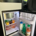 Réfrigérateur de 42 litres avec un petit compartiment "freezer". Le compresseur est déporté à l'extérieur pour gagner de la place.