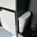 La poubelle n'est pas oubliée, même si le format en rend l'usage assez symbolique