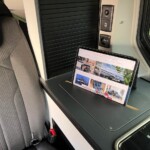 Bien vu ! Une rainure accueille tablette et téléphone.