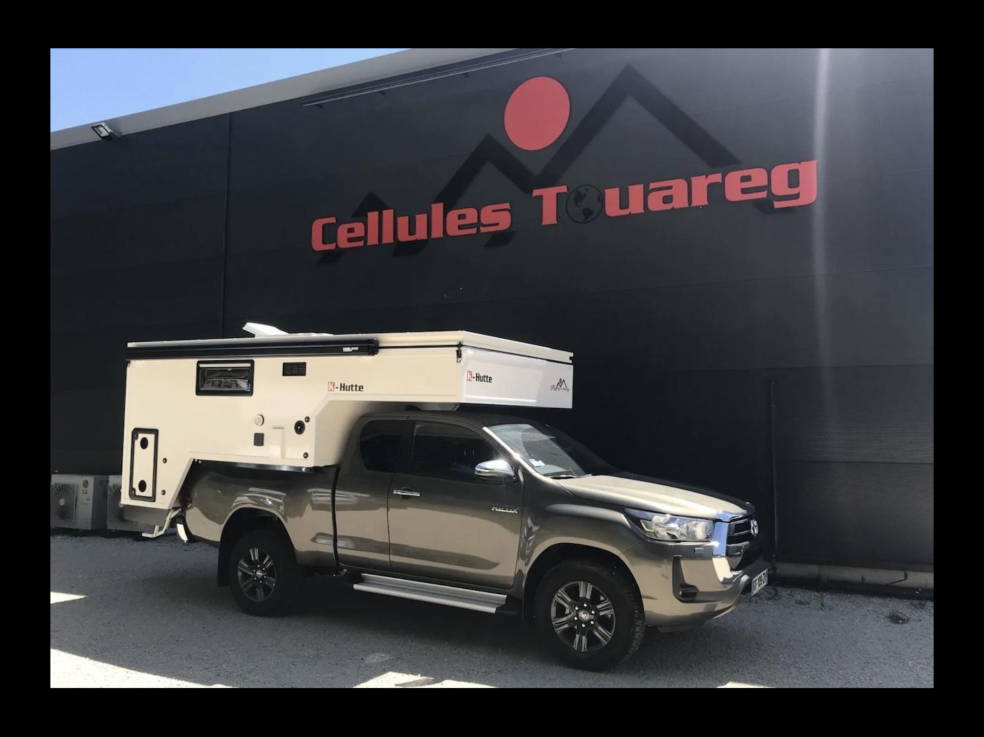 Propriétaire de la marque "Cellules Touareg", créée en 2006, l'entreprise "Loisirs K-oncept" arrive tout droit de l'Ardèche où elle réalise des cellules amovibles en panneaux sandwich polyester double peau (intérieur / extérieur). Cellure Touareg K Hutte