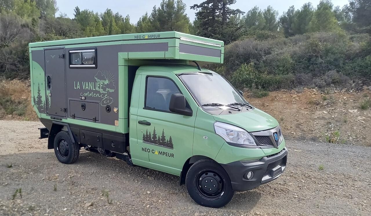 Néo Campeur est une marque créée et déposée par Basty Automobiles dans le but de proposer une offre complète « 100% vanlife ».
