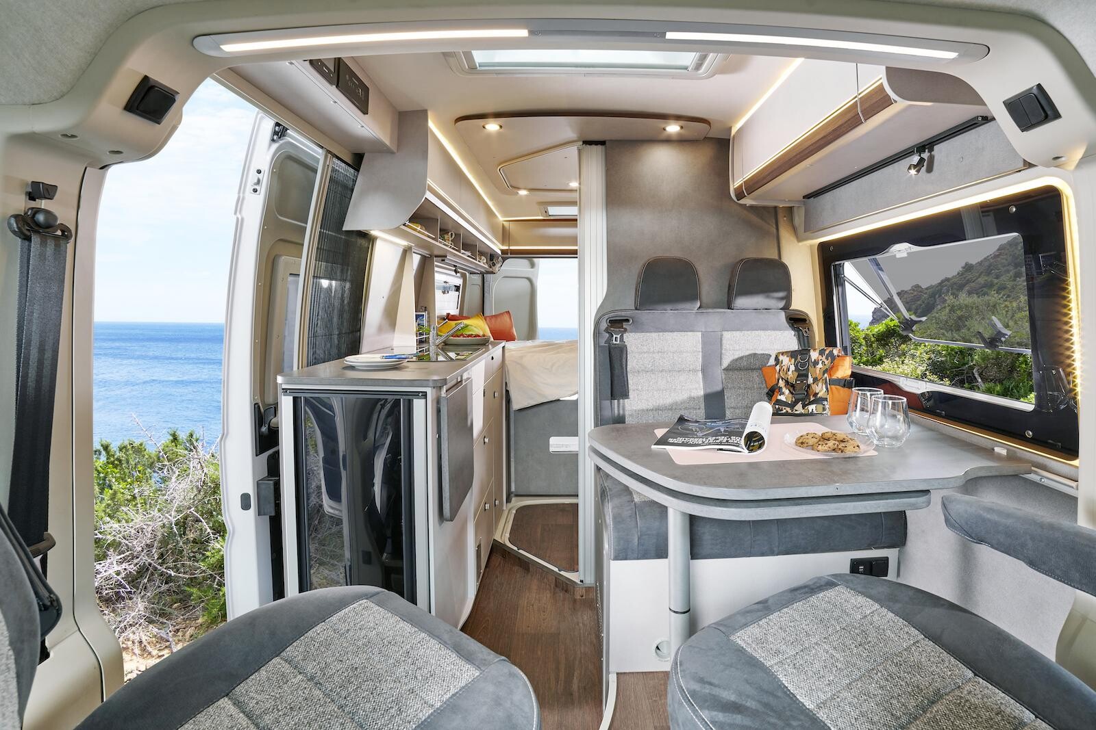 PÖSSL Summit "Shine" 600 R Plus - Contrairement à ce que suggèrent les photos, le modèle propose de série un siège individuel arrière. La banquette peut toutefois être retenue en option.