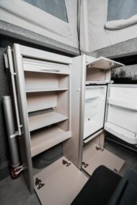 Austral V - rangements et réfrigérateur 60 litres