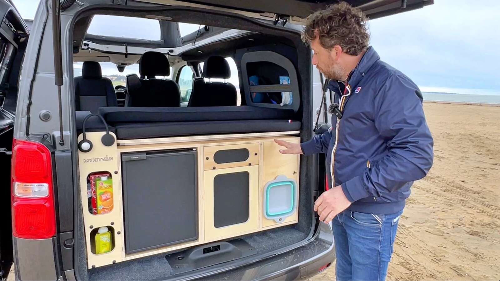 Les modules dans la soute du SpaceVan composent une cuisine idéale pour l'été