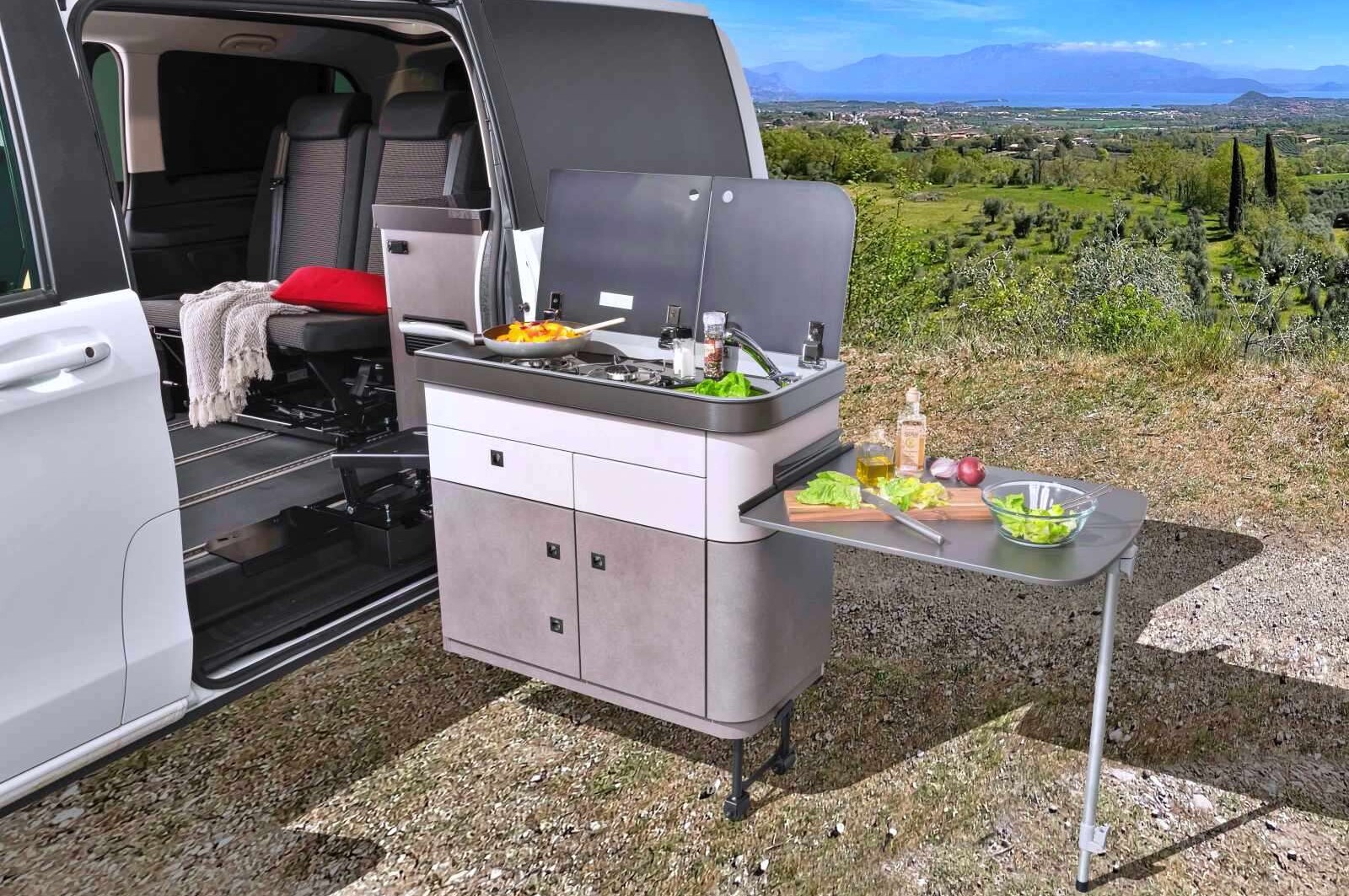 Le meuble cuisine du Campstar reste solidaire de l'habitacle et peut pivoter vers l'extérieur