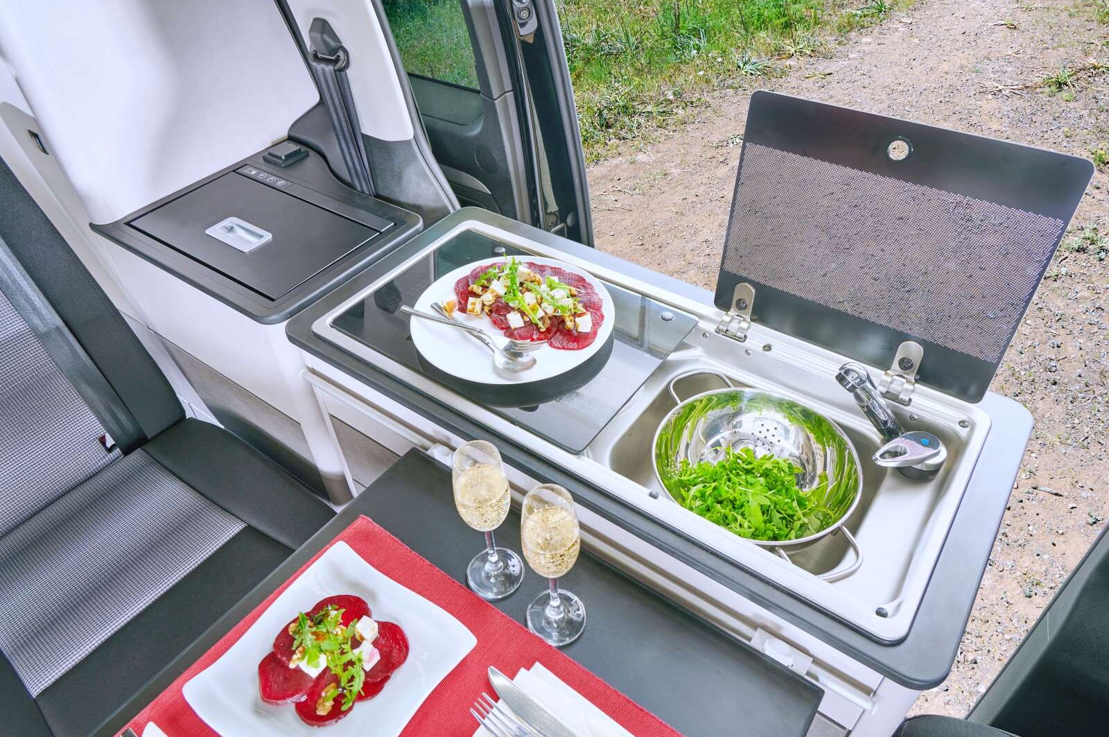 La cuisine du Campster. Celle-ci est amovible, mais doit rester fixée lors de la conduite