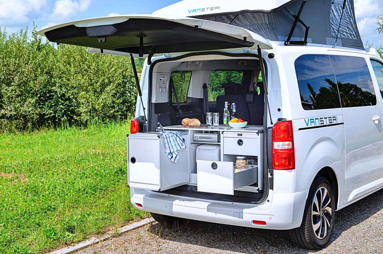 Le Vanster et sa CampBox Kitchen en option