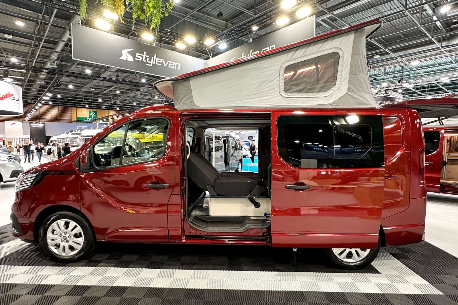 La porte coulissante gauche, proposée en option sur les Austral IV et V, intègre une vitre ouvrante.