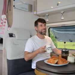 Deux spots repositionnables sont disponibles au salon comme dans la chambre.