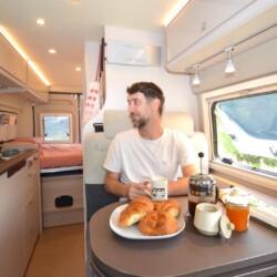 A bord, l'association du mobilier Brava et de nombreux éclairages procurent une atmosphère chaleureuse.