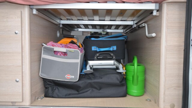 Sous le lit, la soute offre un bel espace de stockage (l x h x p : 92 x 68 x 138 cm) pour le matériel encombrant et quelques accessoires utiles (œillets d’arrimage, éclairage, rangement pour manivelle de store).