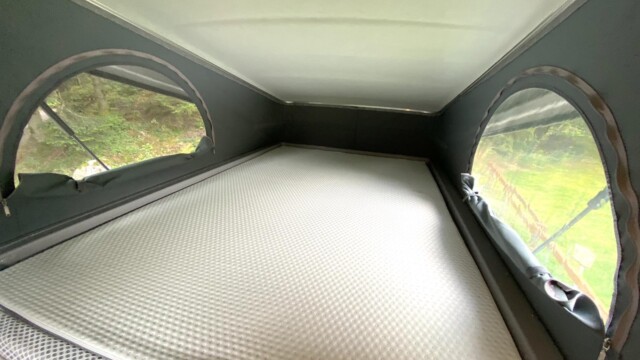 Le lit sous toit offre des dimensions de 200 x 130 cm. Si trois fenêtres sont bien prévues (dont deux avec moustiquaire pour l'aération), elles ne s'ouvrent pas en revanche.