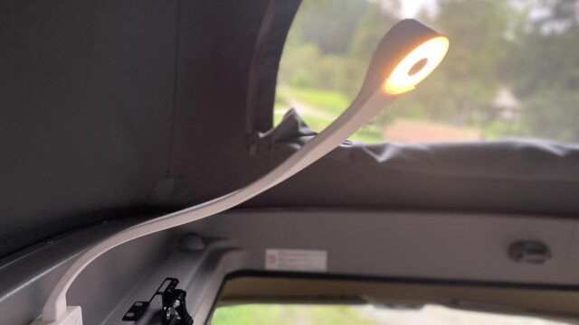 Spot LED multidirectionnel dans la chambre haute.