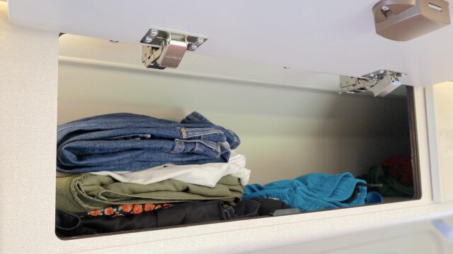 Placard de pavillon de 70 de long sur 31 cm de profondeur.