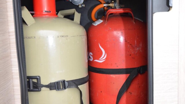 Dans le coffre de soute, deux bouteilles de gaz de 11kg servent à alimenter le réchaud et le combiné de chauffage/chauffe-eau.