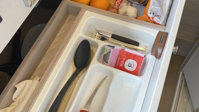 En cuisine, on dispose de trois larges tiroirs. Le plus haut accueille un range-ouverts.