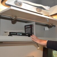 Placard de dînette : profondeur de 22 cm.