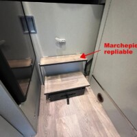 Indispensable marchepied. Sa mise en place ne contredit pas l'ouverture du frigo et de la salle d'eau.