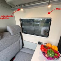 Finitions soignées côté dînette. A hauteur de table, deux prises électriques.