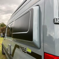 Extension de carrosserie. Celle à gauche étant la plus proéminente.