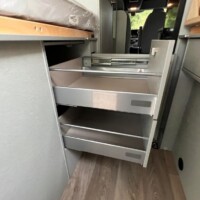 Tiroirs dans la soute. Attention à ne rien mettre devant.