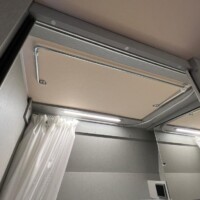 Le plafond de la salle d’eau est traité de la même manière que l’ensemble du véhicule, soit un revêtement tissé, légèrement moussé.