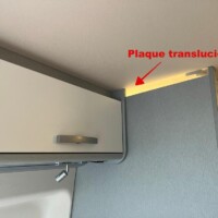 La cloison se prolonge par un bandeau translucide. Un bon moyen de voir si vous avez laissé la lumière.