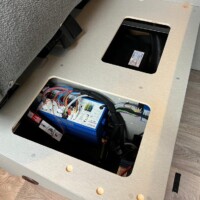 Parfaitement centralisé dans le véhicule, le chauffage trouve place sous la banquette. En option, vous pourrez retenir le modèle Truma diesel, plus exigeant en entretien, mais qui évite le transport des lourdes bouteilles de gaz.