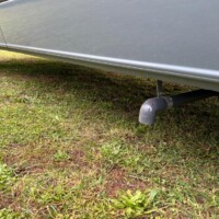 Une évacuation exposée, entre les deux essieux.