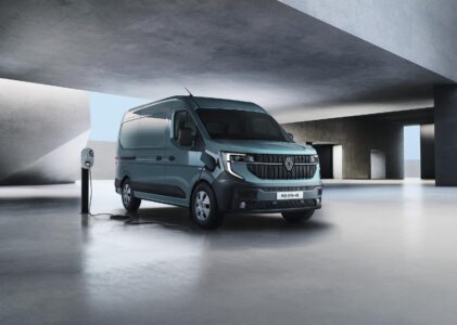 Nouveau RENAULT Master E-Tech - La charge rapide 130 kW DC (courant continu) permet de retrouver 229 km d’autonomie en 30 min. À domicile, le chargement de 10 à 100 % se fait en moins de quatre heures avec une boitier murale de recharge en 22 kW AC (courant alternatif).