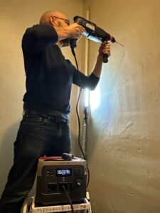 De loin l'utilisation la plus pertinente d'une batterie nomade puissante : pouvoir bricoler partout, comme ici dans une cave avec éclairage d'appoint et perceuse à percussion de 800W.