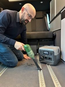 Un appareil électrique comme ce mini-aspirateur avec un fil trop court ! Et hop la batterie l'amène partout.