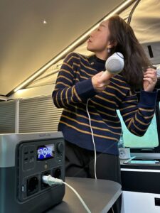 Testé et approuvé, le sèche-cheveux de 1600 W remplit son office grâce à la fonction X-Boost de l'EcoFlow. batterie nomade seche-cheveux